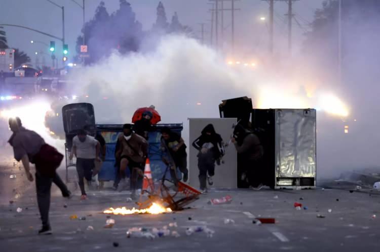<p>ABD'nin Los Angeles kentinde gözaltına alınan düzensiz göçmenlere destek amacıyla başlatılan gösterilerde 3. gün geride kalırken, Ulusal Muhafızların da görev yapmaya başladığı kentteki gösteriler zaman zaman şiddetleniyor.</p>