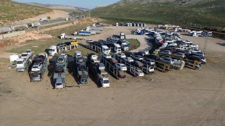 <p>Suriye'de 61 yıllık Baas rejiminin devrilmesinin ardından başkent Şam başta olmak üzere Halep gibi nüfus oranının fazla olduğu şehirlere yurt dışından ithal ürünler girmeye başladı. Yıllar sonra Türkiye'den giden ürünler de Suriye'nin her noktasına ulaşmaya başladı. Uzak Doğu ülkeleri olan; Çin ve Güney Kore başta olmak üzere bölgedeki ülkelerde kullanımları sona eren araçlar, gemilerle İskenderun limanına taşınıyor. Gemilerden teslim alınan araçlar, tırlarla Reyhanlı ilçesindeki Cilvegözü Sınır Kapısı'na taşınıyor ve buradan da tampon bölgede Suriyeli tüccarlara teslim ediliyor.</p>