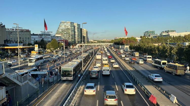 <p>Yapılan ön çalışmalarda ve 200’ü aşkın kazanın incelendiği çalışmalarda, ön fren lambaları sayesinde sürücülerin tepkilerinin daha hızlı olduğu ve ani manevraların daha güvenli gerçekleştiği ortaya çıktı. </p>