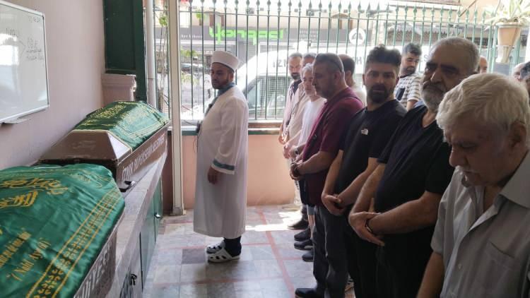 <p>Çiftin, Bornova ilçesindeki akrabalarına yaptığı bayram ziyaretinin ardından Menderes'teki evlerine dönerken kazanın meydana geldiği belirtildi. Galericilik yapan ve aynı zamanda tarım ürünleri alım satım işiyle ilgilendikleri öğrenilen Nazlı çiftinin aynı kazada yaralanan kızları Zeynep Nazlı (20) ise hastanedeki tedavisinin ardından taburcu edildi.</p>