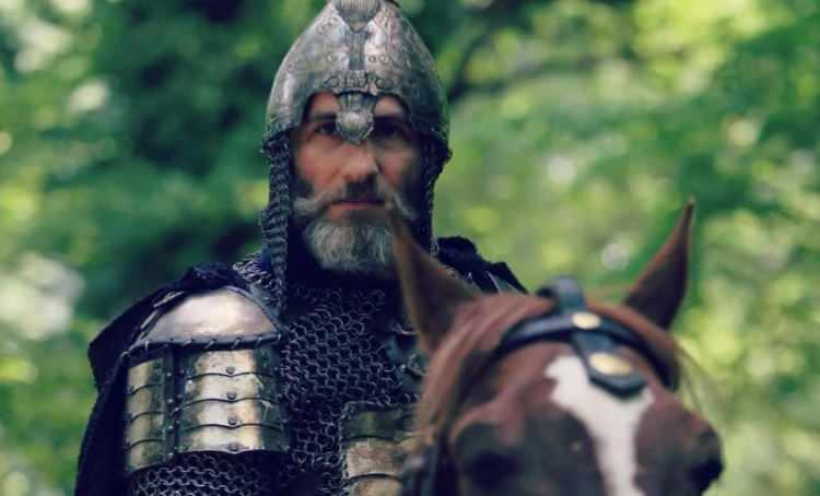 <p><span style="color:#000000"><strong>Biyografi oynarken daha hassas davranmak gerekiyor çünkü her halükarda tarihi gerçekleri olan hakiki bir karakteri oynuyorsun. Başka karakterler olsa, amiyane tabirle uydurma bir karakter olsa oynayabilmen nispeten daha kolay. Yanlış yapsan, kimsenin farkına varmayacağı bir şey. Çok bilinen bir karakter değil evet Şehzade Orhan ama tarihte adı hainlikle alınmış. Birazcık tarih kitaplarına, biraz tarihçilere başvurdum, baktım ama velakin bize çizilen bir portre vardı. O portre ile okuduklarımı yaklaştırmaya çalıştım." değerlendirmesinde bulundu.</strong></span></p>
