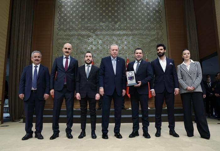 <p><span style="color:#FF0000"><strong>"TÜRKİYE'DEKİ EN İYİ VE EN ONUR VERİCİ ÖDÜLÜ ALDIK"</strong></span></p>
<p><span style="color:#000000"><strong>Cumhurbaşkanı Recep Tayyip Erdoğan tarafından takdim edilen 10. Medya Ödülleri'nde 'En İyi Dizi' ödülüne layık görülen "Mehmet: Fethihler Sultanı" dizisinin başarısı hakkında konuşan ünlü oyuncu, Akşam Gazetesi'ne yaptığı açıklamada şu ifadelere yer verdi:</strong></span></p>
<p><span style="color:#000000"><strong>"Bu işe başlarken ödül alabileceği hesaplanmış bir şey değildi elbette, sürpriz oldu. Sayın Cumhurbaşkanımıza ve bizi bu ödüle layık görenlere teşekkür ederiz.</strong></span></p>