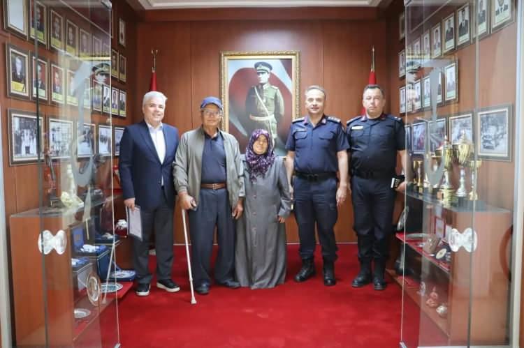 <p>Uysal çifti'ne Jandarma Asayiş Vakfı Genel Müdür Yardımcısı Atilla Önal tarafından teşekkür belgesi ve şilt takdim edildi.</p>