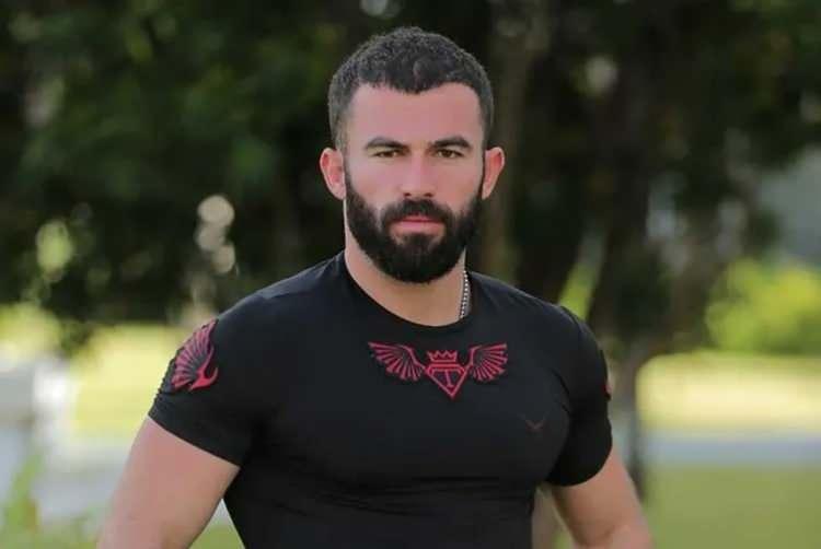 <p>İddianamede bir yarışma programıyla tanınan Turabi Çamkıran'ın kız arkadaşına ruhsatsız tabanca temin ettiği ortaya çıktı.</p>
<p> </p>