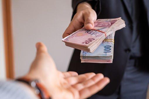 <p><strong>ZİRAAT BANKASI</strong></p>
<p> </p>
<p>Ziraat Bankası, emekli maaşını bankadan alan SGK emeklilerine 12 bin TL’ye varan promosyon ödemesi sunuyor.</p>