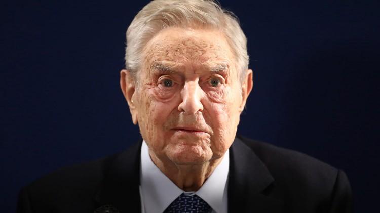 <p><strong>George Soros</strong></p>
<p><br />
<br />
<strong>Servet: </strong>7,2 milyar dolar</p>
<p><br />
<strong>Sektör:</strong> Finans (Hedge fon yöneticisi) </p>
<p> </p>
<p><strong>Bağlantı: </strong>Yahudi kökenli, ancak İsrail politikalarına eleştirel yaklaşımıyla biliniyor. Açık Toplum Vakfı aracılığıyla çeşitli küresel projelere destek veriyor.</p>