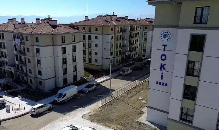 <p>Bakan Kurum, konu ile alakalı “Çalışmalarımız tüm hızıyla sürüyor. Bu projeyle evi olmayan gençlerimiz, emeklilerimiz ve dar gelirli vatandaşlarımız konut sahibi olacak,” ifadelerini kullandı.</p>