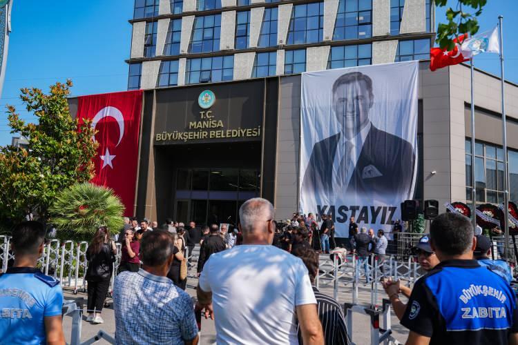 <p>Evinde arızayı gidermek isterken elektrik akımına kapılan Manisa Büyükşehir Belediye Başkanı Ferdi Zeyrek, ağır yaralanarak hastaneye kaldırılmıştı.</p>
<p>Zeyrek'ten 3 gün sonra acı haber geldi. Tüm çabalara rağmen hayatını kaybeden 48 yaşındaki Ferdi Zeyrek için belediye binası önünde tören düzenlendi. </p>