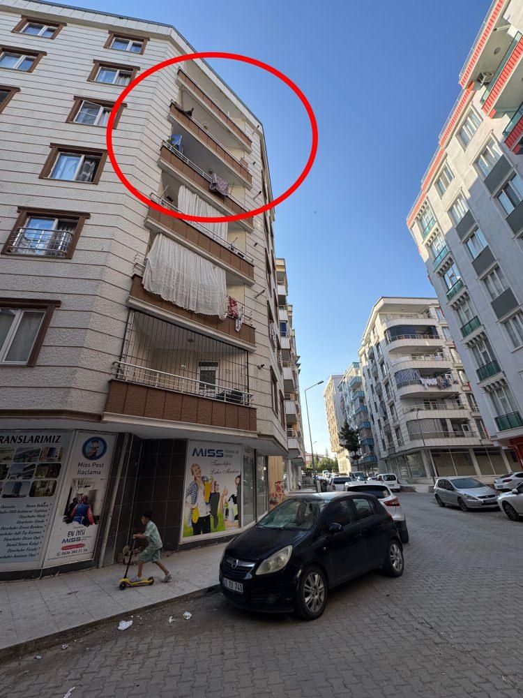 <p>Rabia Asel, ilk müdahalenin ardından Siirt Eğitim ve Araştırma Hastanesi’ne kaldırıldı. Olay anı ise çevredeki bir iş yerinin güvenlik kamerasına yansıdı.</p>
<p> </p>