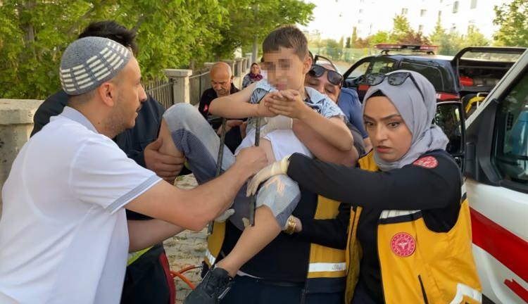 <p>Koluna saplanan demirle birlikte ambulansa taşınan çocuk, Aksaray Eğitim ve Araştırma Hastanesi Acil Servisi'ne kaldırılarak tedavi altına alındı. <strong>Burada sağlık ekiplerince kolundaki demir çıkarılan A.E.'nin tedavisi sürerken sağlık durumunun iyi olduğu öğrenildi.</strong></p>