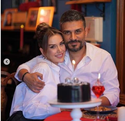 <p><strong>"ŞU AN PSİKİYATRİ SERVİSİNDEYİM"</strong></p>

<p><strong><em>Fotoğraflarda gülüyorum... Hayatın içinde görünüyorum ancak gerçekte bir figüran gibiyim. Bilirsiniz belki içinizde bilmediğiniz bir savaş vardır. Ben de o savaşın tam ortasındayım. Bazen maskeler en çok acıyı gizler. Görünürde hep güçlüydüm ama içimde kırık bir kadın, yorgun bir anne, kaygılarla dolu bir insan vardı. Artık kendime dürüst olma zamanıydı. Şu an psikiyatri servisindeyim. Çünkü iyileşmek istiyorum. Çünkü çocuklarım için, kendim için, siz güzel kalpli insanlar için yeniden ayağa kalkmak istiyorum.</em></strong></p>
