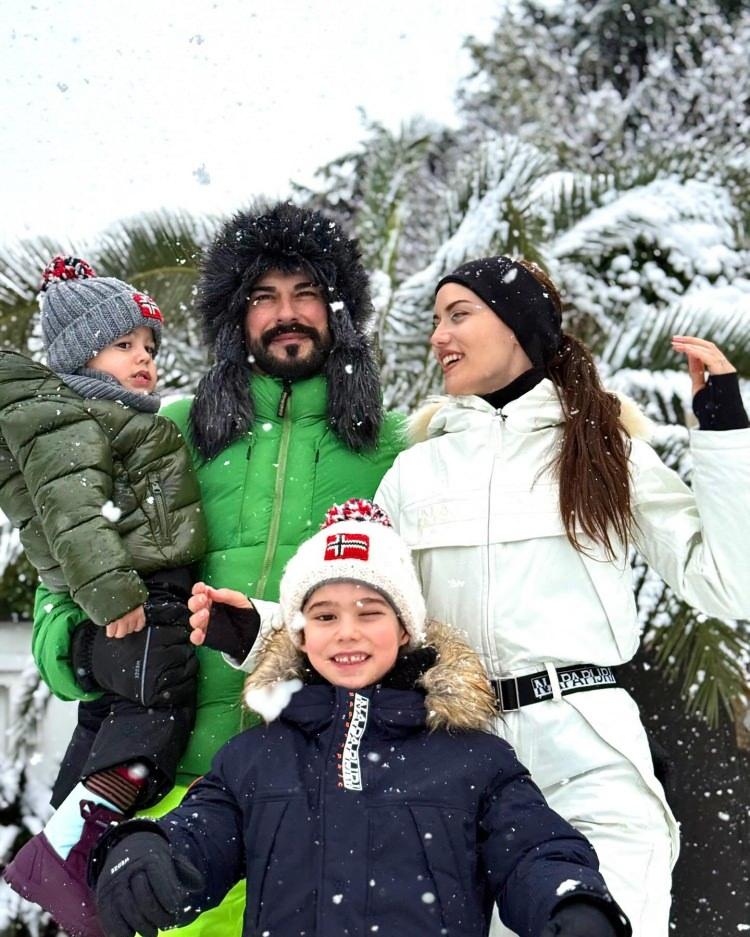 <p><span style="color:#000000">Evliliklerini Karan ve Kerem adını verdikleri çocuklarıyla taçlandıran çift, her fırsatta çocuklarıyla beraber keyifli vakit geçirmeye devam ediyor.</span></p>