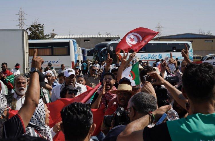 <p>Tunus, Cezayir, Fas ve Moritanya’dan aktivistlerin bulunduğu kafileden sembolik olarak bir grup aracın meydana ulaşmasıyla karşılama töreni Gazze'ye destek gösterisine dönüştü.</p>
<p> </p>