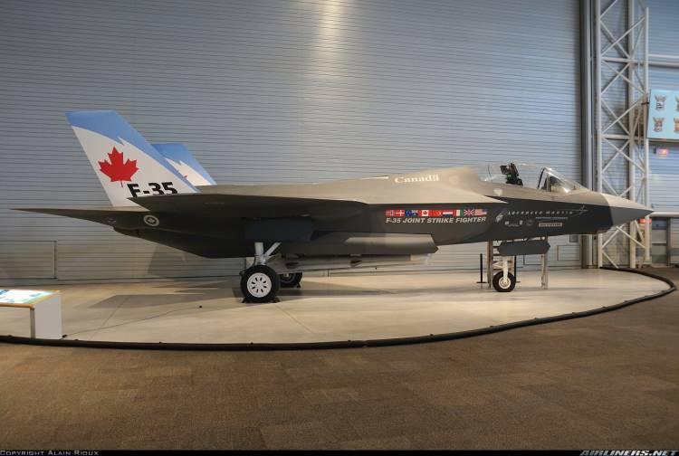 <p><span style="color:#B22222"><strong>F-35 SİPARİŞİNDE BELİRSİZLİK ARTIYOR</strong></span></p>
<p>Başbakan Mark Carney’nin hükümeti, ABD üretimi F-35'lerin yerine Avrupa menşeili uçaklara yönelerek ABD’ye olan askeri bağımlılığı azaltmayı tartışıyor. Ancak bu tür bir değişikliğin Donald Trump yönetimindeki ABD ile güvenlik ve ticaret ilişkilerini riske atabileceği yönünde uyarılar var.</p>