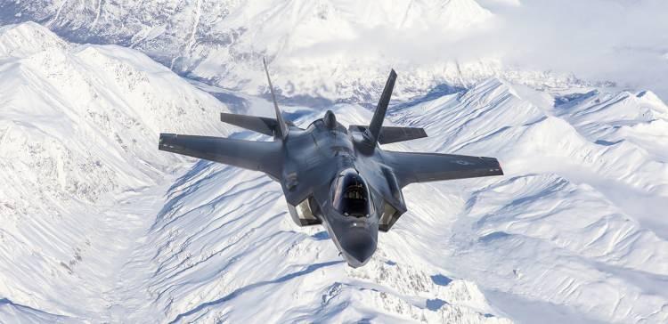 <p>Aralık 2022’de Lockheed Martin’den 88 adet F-35 Lightning savaş uçağı siparişi verilmişti. Ancak projede kritik altyapı inşaatları olan Cold Lake (Alberta) ve Bagotville (Quebec) üsleri, planlanan tarihten üç yıl geride kalmış durumda. Ayrıca, eğitimli pilot eksikliği de programın uygulanabilirliğini tehdit ediyor.</p>
<p> </p>