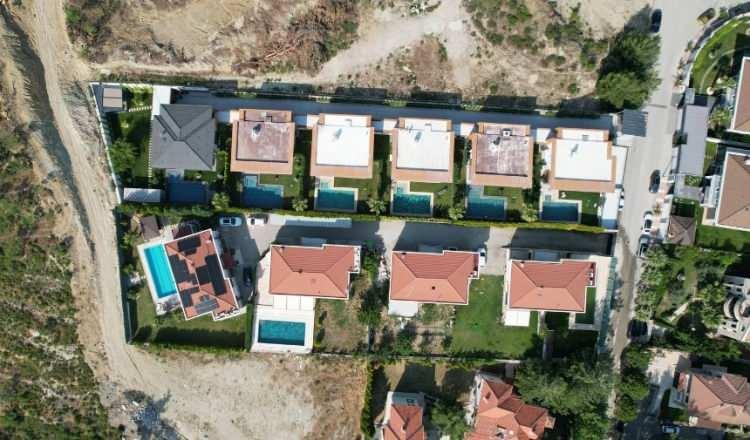 <p>Bu kapsamda, savcı ve bilirkişilerin Zeyrek'in oturduğu villanın havuzundaki incelemeleri de devam ediyor.</p>