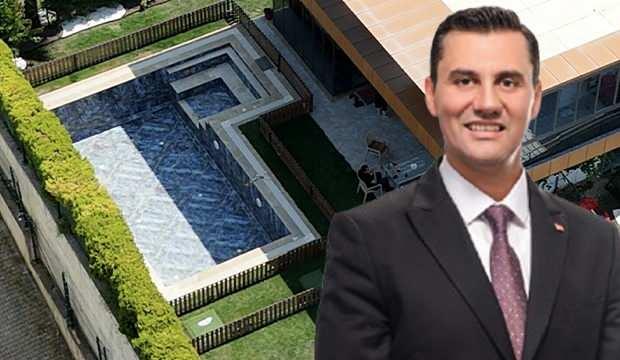 <p>Manisa Büyükşehir Başkanı Ferdi Zeyrek, evinde arızalanan havuz makine dairesine bakmak isterken elektrik akımına kapıldı.</p>
<p>Zeyrek, ağır yaralanarak hastaneye kaldırılmasının ardından 3 gün sonra hayatını kaybetti. </p>