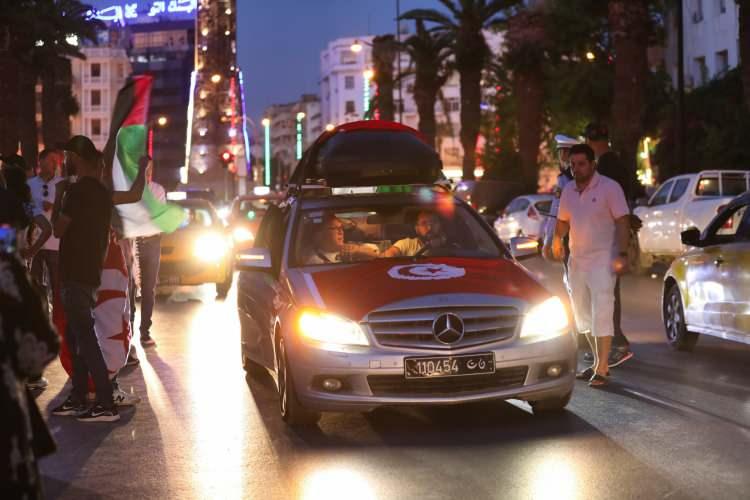 <p>Tunus-Libya sınır kapısı Ras Cedir’den ülkeye geçen konvoyu gece saatlerinde yüzlerce Libyalı karşıladı.</p>