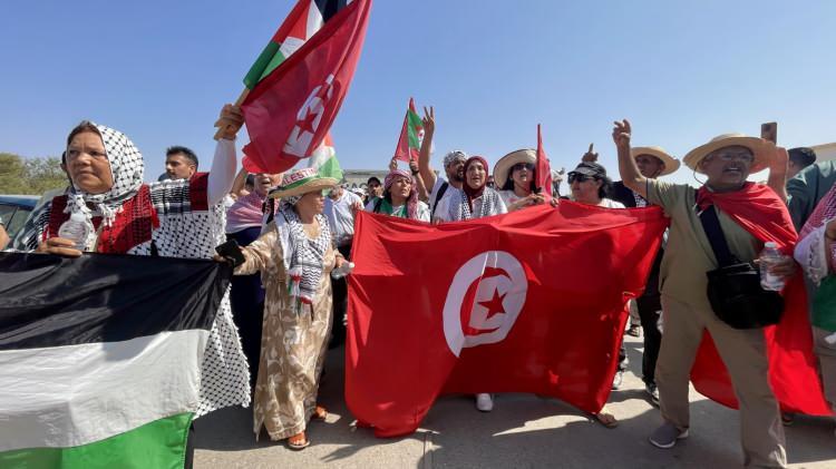 <p>"Canımız kanımız sana feda olsun ey Aksa", "Nerede, nerede! Arap halkları nerede" ve "Filistin özgürdür, siyonistler defolun" sloganları atan Libyalı göstericiler, "Çocukların ölmesine hayır" yazılı dövizler taşıdı.</p>
<p></p>