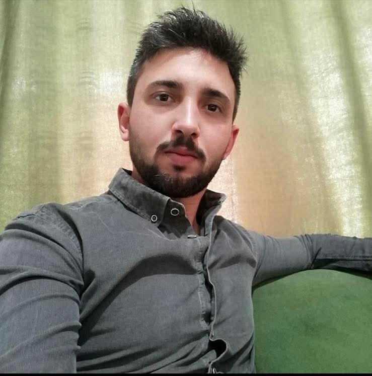 <p><span style="color:#A52A2A"><strong>10 EL ATEŞ ETTİ</strong></span></p>
<p>Okula taksiyle gelen Berkehan Oluk, rehberlik öğretmeni olan eski ev arkadaşı Muhammed Öz'ün odasına girip, paltosunun altına gizlediği otomatik tüfekle 10 el ateş etti. </p>