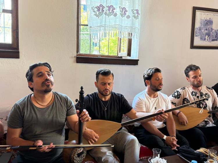 <p><span style="color:#A52A2A"><strong>"HER DURAKTA BİR TÜRKÜ"</strong></span></p>

<p>Projeye destek veren sanatçı Turan Alp de otobüsün atmosferini beğendiğini söyleyerek, <strong>"Bu otobüse binme fırsatına bugün eriştik. İçerisinde türküler daha bir başka söyleniyor. Samimi bir ortam var. Güzel bir kültür aktarımı. Her durakta bir türkü ile birlikte gönülden geçen bir hizmet. Ben çok keyif aldım. Bu projenin de uzun yıllar, otobüs bozulmadığı sürece devam etmesini temenni ediyorum. Bütün sanatçı arkadaşlarımın da görmesini mutlaka tavsiye ediyorum."</strong> diye konuştu. </p>
