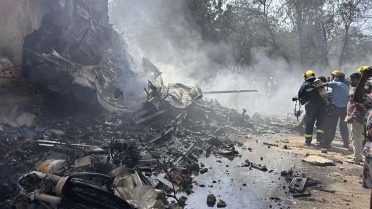 <p>Hindistan'ın Ahmedabad kenti havalimanından Londra'ya yola çıkan 230'u yolcu 12'si mürettebat 242 kişilik yolcu uçağı, kalkış sırasında yerleşim bölgesine düştü. </p>
