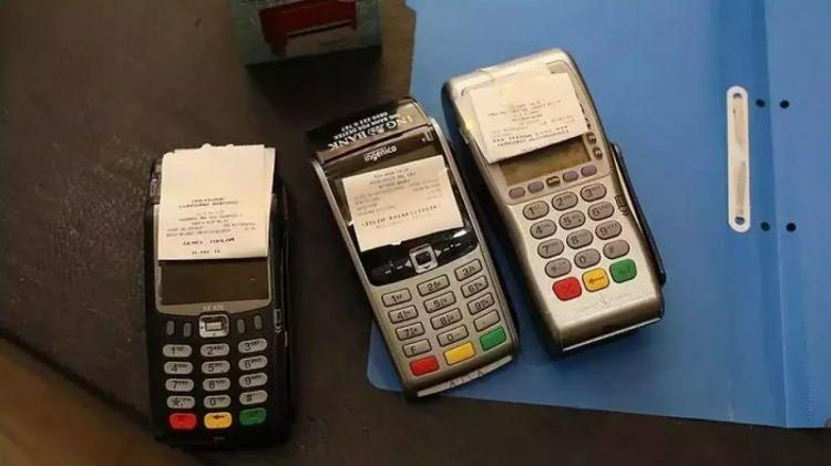 <p>Kredi kartı komisyonu, bankayı, esnafı ve tüketiciyi karşı karşıya getirdi. Esnaf, kredi kartıyla yapılan alışverişte bankanın kendisinden istediği komisyon tutarını ürünün fiyatına ekleyerek vatandaşa yansıtıyor.</p>
<p> </p>