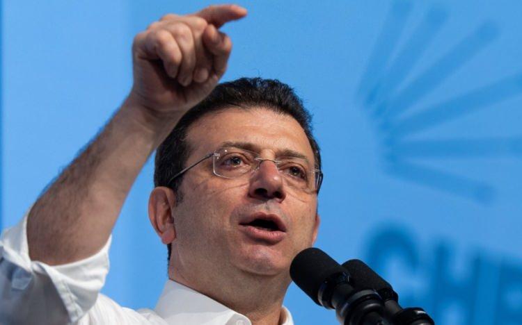 <p>Soruşturmada tutuklanan 114 kişiden 25'i 'etkin pişmanlık' kapsamında yargı sürecine katkıda bulunmak amacıyla ifade vererek 'açık tanık' oldu ve tutuksuz yargılanmak üzere tahliye edildiler. İmamoğlu'nun aralarında ortak iş yaptığı ve üst düzey görevlere atadığı isimler ciddi suçlamalar içeren itiraflarda bulundu.</p>