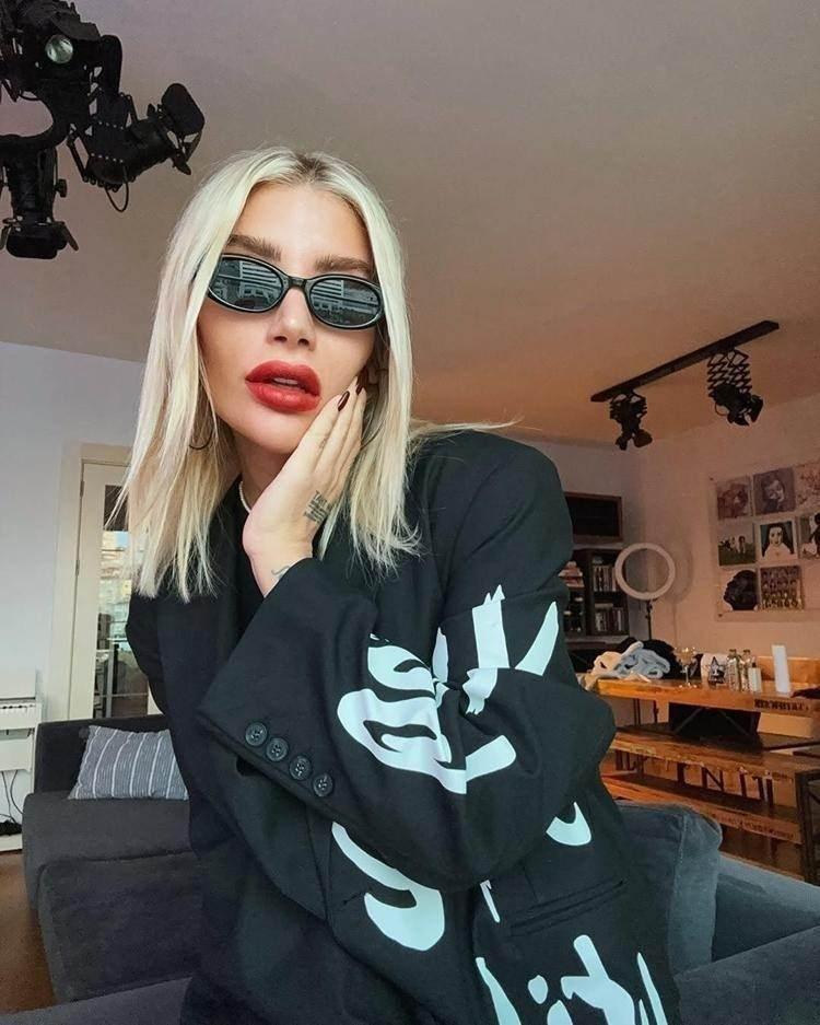 <p><span style="color:#000000"><strong>Coşkun Sabah'ın kutlamalarda yer almasını ti'ye alan Derici'nin çok konuşulan açıklamaları tepki toplarken, kısa bir süre sonra geri adım attı..</strong></span></p>