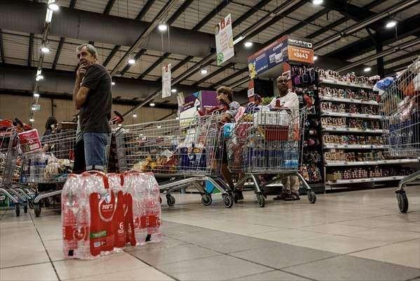 <p>İsrailliler, İran ordusunun misilleme saldırısı endişesiyle Aşkelon kentindeki marketlere akın ederek rafları boşaltılar.</p>
<p> </p>