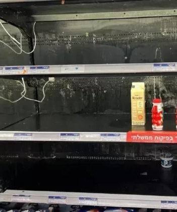 <p>İran'a savaş uçaklarıyla 300'e yakın saldırı gerçekleştiren İsrail'de halk misilleme korkusuyla marketleri talan etti. OHAL ilan edilen İsrail’de market rafları boşaltıldı.</p>
<p> </p>