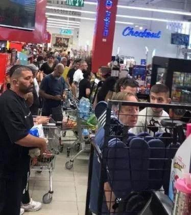 <p>İsrail'in tamamında OHAL ilan edilirken yüzlerce İsrailli ise soluğu süpermarketlerde aldı. </p>
