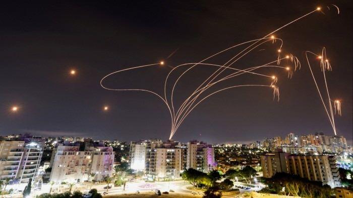 <p><span style="color:#B22222"><strong>1. DEMİR KUBBE (IRON DOME)</strong></span></p>
<p> </p>
<p><span style="color:#B22222"><strong>Görevi: </strong></span>Kısa menzilli roket, havan ve İHA savunması</p>
<p> </p>
<p><span style="color:#B22222"><strong>Menzil:</strong></span> 4 - 70 km (bazı versiyonlarda 100+ km’ye kadar çıkabiliyor)</p>
<p> </p>
<p><span style="color:#B22222"><strong>Üretici: </strong></span>Rafael Advanced Defense Systems ve Israel Aerospace Industries (IAI)</p>
<p> </p>
<p><span style="color:#B22222"><strong>Kabiliyet:</strong></span> Sadece tehdit oluşturan roketleri hedef alır; yüksek başarı oranı (> %90)</p>
<p> </p>
<p><span style="color:#B22222"><strong>Kullanım: </strong></span>Gazze’den atılan roketlerin büyük kısmını bu sistem engeller.</p>