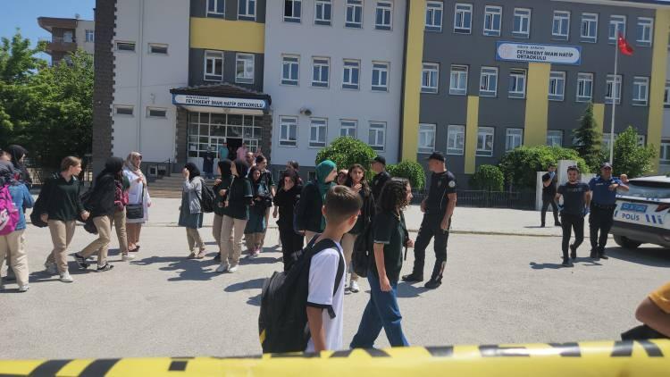 <p>Olay, dün saat 14.00 sıralarında Karatay ilçesi Fetih Mahallesi Hünkarbeğendi Sokak'taki Fetihkent İmam Hatip Ortaokulu'nda meydana geldi. </p>