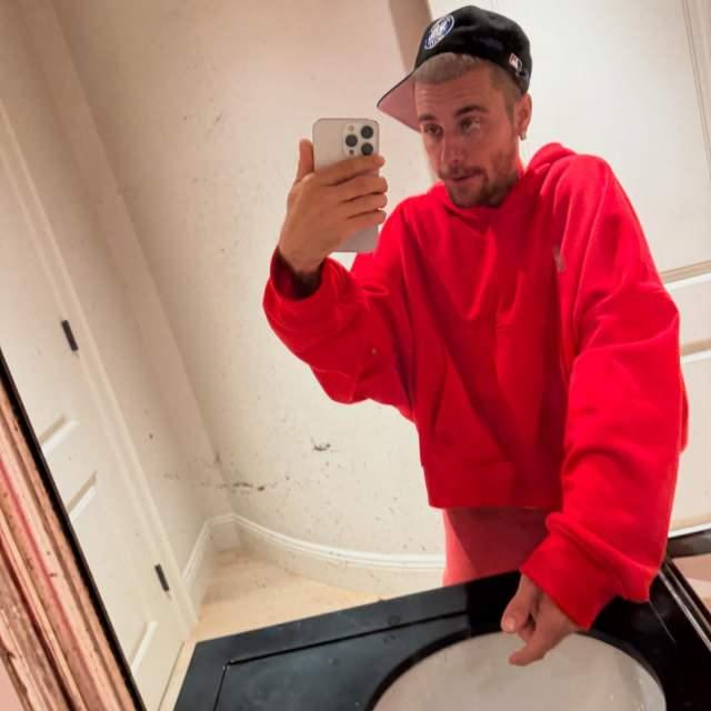 <p><span style="color:#FF0000"><strong>"VASİLİĞE ALINMASI DEĞERLENDİRİLEBİLİR"</strong></span></p>
<p><span style="color:#000000"><strong>Justin Bieber'ın tutarsız ve bilinçsizce yaptığı davranışlara dikkat çeken The U.S. Sun'a konuşan tanınmış hukuk uzmanı Jamie Wright, "Eğer Justin Bieber'ın son davranışları gerçekten bildirildiği kadar rahatsız edici ise sosyal medyada dengesiz paylaşımlar, zihinsel bulanıklık ve duygusal istikrarsızlık gibi belirtilerle birlikte, vasiliğe alınması değerlendirilebilir." diye konuştu.</strong></span></p>
