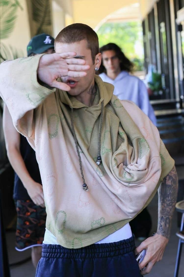 <p><span style="color:#FF0000"><strong>BRİTNEY SPEARS'A YAPILANLARI İŞARET ETTİ</strong></span></p>

<p><span style="color:#000000"><strong>&Ouml;zellikle 13 yıl boyunca vasilik adı altında babası James Spears tarafından ruhsal a&ccedil;ıdan taciz edilen d&uuml;nyaca &uuml;nl&uuml; şarkıcı Britney Spears d&uuml;ş&uuml;n&uuml;ld&uuml;ğ&uuml;nde &uuml;nl&uuml; yıldız bu esaretten &ccedil;ok zor bir şekilde kurtulmuştu.&nbsp;</strong></span></p>
