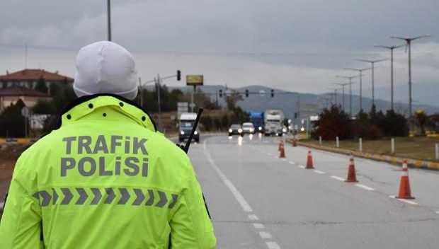 <p><strong>RADAR CEZASI NE KADAR?</strong></p>
<p>2025 yılında radar cezası şu şekilde belirlendi:</p>
<p>- Yüzde 10-30 arası hız aşımı: 2 bin 168 TL,</p>
<p>- Yüzde 30-50 arası hız aşımı: 4 bin 512 TL,</p>
<p>- Yüzde 50'den fazla hız aşımı: 9 bin 268 TL.</p>