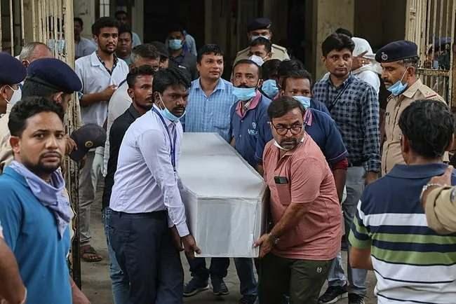 <p>Hindistan'da dün yaşanan faciada 300'e yakın kişi hayatını kaybetti. Yolcu uçağının düşmesi sonucu uçakta bulunan yolcular ve ekip hayatını kaybetti. Olayda sadece bir kişi kurtuldu. </p>