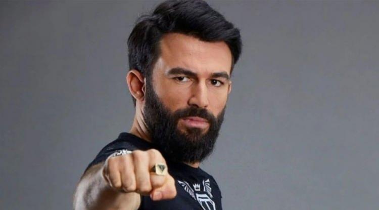 <p>Türkiye'ye geldiği belirlenen Çakmıran'ın Şeker'e başka bir numaradan mesaj atarak <strong><em>"Gelinin numarasını kaydet kral"</em></strong>, <em><strong>"Büyük ihtimal ondan yazarım" </strong></em>şeklinde yazdığı; Şeker'in de <strong><em>"Tamam kral yarın bu numaram açık olacak"</em></strong> dediği tespit edildi.</p>