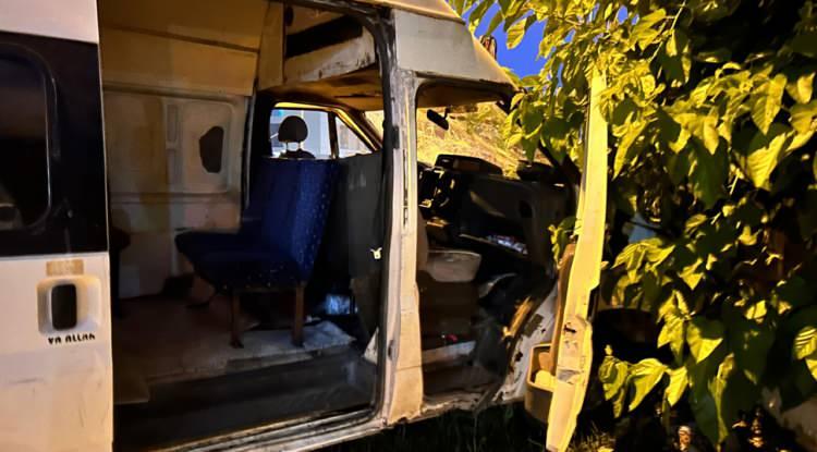 <p>Kazada, minibüs sürücüsü Emrullah A. yaralandı. Kazada transit sürücüsü yaralanarak hastaneye kaldırıldı.</p>