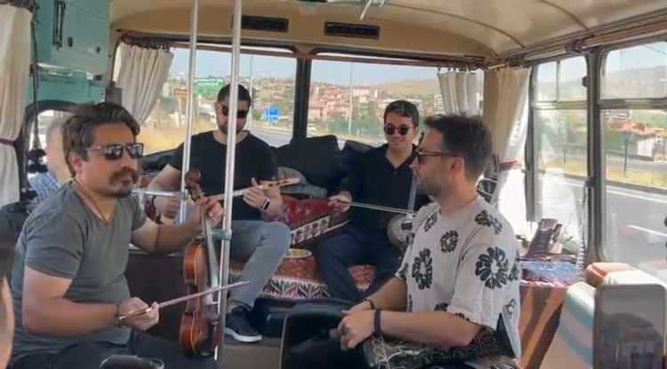 <p>Bozlak geleneğini ve Anadolu'nun zengin kültürel mirasını gelecek kuşaklara aktarmayı hedefleyen Serhat Ulaşkan, <strong>"Bir Bozlak Hikayesi"</strong> projesiyle 3 yıldır özel olarak tasarlanan 1985 model bir otobüsle Türkiye'yi dolaşıyor. </p>