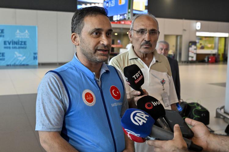 <p>İstanbul'a dönen ilk kafilerin başkanı Beyoğlu İlçe Müftüsü Dr. Mehmet İzci ise Diyanet İşleri Başkanlığı'nın bu yıl da başarılı bir organizasyon gerçekleştiğini söyleyen İzci, şunları kaydetti:</p>
<p> </p>
<p>"Diyanet İşleri Başkanlığımız tüm kategorilerde mavi elmas ödülüne layık görüldü. Hacılar da çok memnun döndü. İlk başlarda hacılarımız kaygılıydı. 'İyi ki Diyanet'le gitmişiz' şeklinde memnuniyet duygularını dile getirdiler. Bu sene de mavi yelekli hocalarımız, kafile başkanı, din görevlisi, servis ekipleri bütün kategorilerde çalışan arkadaşlarımız canla başla çalıştılar. Kendilerini, Allah rızası ve hacılar için ortaya koydular. Onlara da çok teşekkür ediyorum."</p>