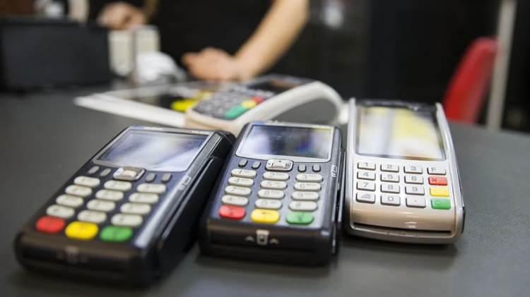 <p>Banka, esnaf, tüketici arasında yine komisyon savaşı çıktı. Son dönemde bankaların POS cihazlarından aldığı komisyon oranları yüzde 4'e ulaştı.</p>
<p> </p>
<p>Esnaflar çareyi sattığı ürüne bu komisyonu eklemekte buldu. Komisyon nedeniyle ürünün fiyatı artınca bu kez de tüketici mağdur oldu. </p>