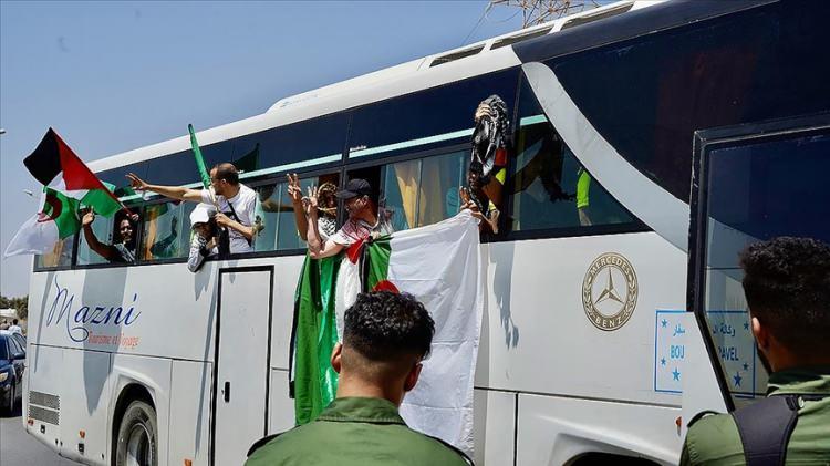<p>İsrail ordusu, Gazze'nin özellikle kuzeyi ve diğer bölgelerde Filistinlilere saldırı tehdidi içeren ve güneye gitmelerini emreden ilanları havadan atmıştı.</p>