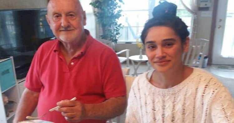 <p><span style="color:#000000"><strong>2019 yılında oyunculuğu tamamen bıraktığını açıklayan ünlü isim, kendisinden 48 yaş büyük olan Amerikalı Patrick Grady ile evlenerek ABD'ye yerleşti. Amerika'da zor zamanlar geçiren ve çalkantılı ilişkisiyle sık sık gündeme gelen Miraloğlu'nun eşi Grady ise kısa bir süre önce vefat etti. İddialara göre; Miraloğlu eşinin vefatı sonrası Amerika'nın New Jersey eyaletine yerleşerek gözlerden uzak bir yaşam sürüyor. </strong></span></p>