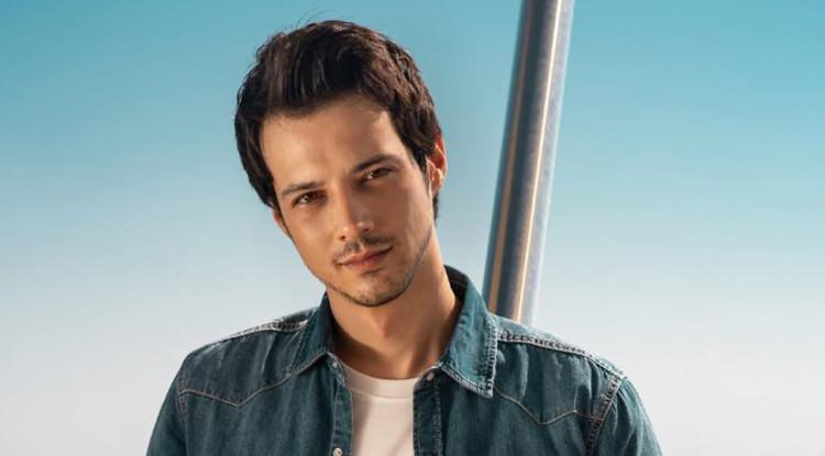 <p><em><strong>"Hiç unutmadığım bir hikaye var. Babam son ayında konuşamamaya başladı. 17 Mayıs’tır bu arada vefatı. Ben dedem, babam salon oturuyoruz. Televizyon açık ÖSS birincisi var. Ben de babamın dizine yatmışım.</strong></em></p>