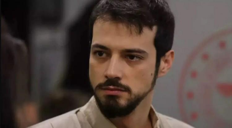 <p><em><strong>Burak Deniz yakın arkadaşım... Önceki gün yazıştık, bir işe beni önerdi. Ben ertesi gün yüz felci olduğum için işe gidemedim. Bu devam ederse 'kamera arkasında ne iş yapabilirim?' diye düşündüm. Altı aylık bir tedavi sonrası toparladım."</strong></em></p>