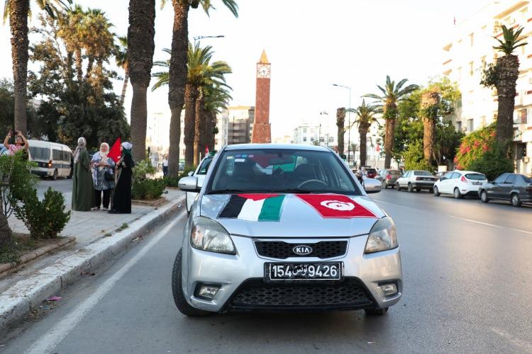 <p>Başkent Tunus’un merkezinde yer alan 5. Muhammed Caddesi'nde toplanan Moritanya, Fas, Cezayir ve Tunuslu yüzlerce aktivist sabahın erken saatlerinde kayıt işlemlerini tamamlayarak konvoyun ilk durağı olan Tunus’un Susa kentine doğru yola çıktı.</p>

<p> </p>

<p> </p>

<p> </p>
