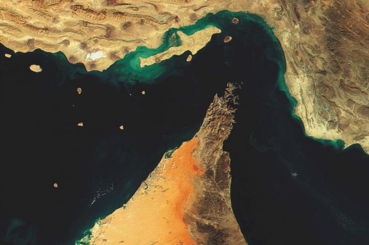 <p>Basra Körfezi'nin ağzındaki dar bir su yolu olan Hürmüz Boğazı, Orta Doğu'daki petrol ve LNG üretimini Umman Denizi ve Hint Okyanusu üzerinden dünya pazarlarına bağlıyor.</p>