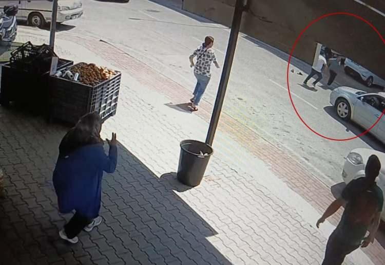 <p>Alınan bilgiye göre, 07 EPL 48 plakalı otomobilin sürücüsü Cihan T., 4082 Sokak istikametine seyir halindeyken Salı Pazarı yanına geldiği sırada, yaya olarak karşıdan karşıya geçmeye çalışan<strong> Osman D.Ş. isimli çocuğa çarptı. </strong></p>
